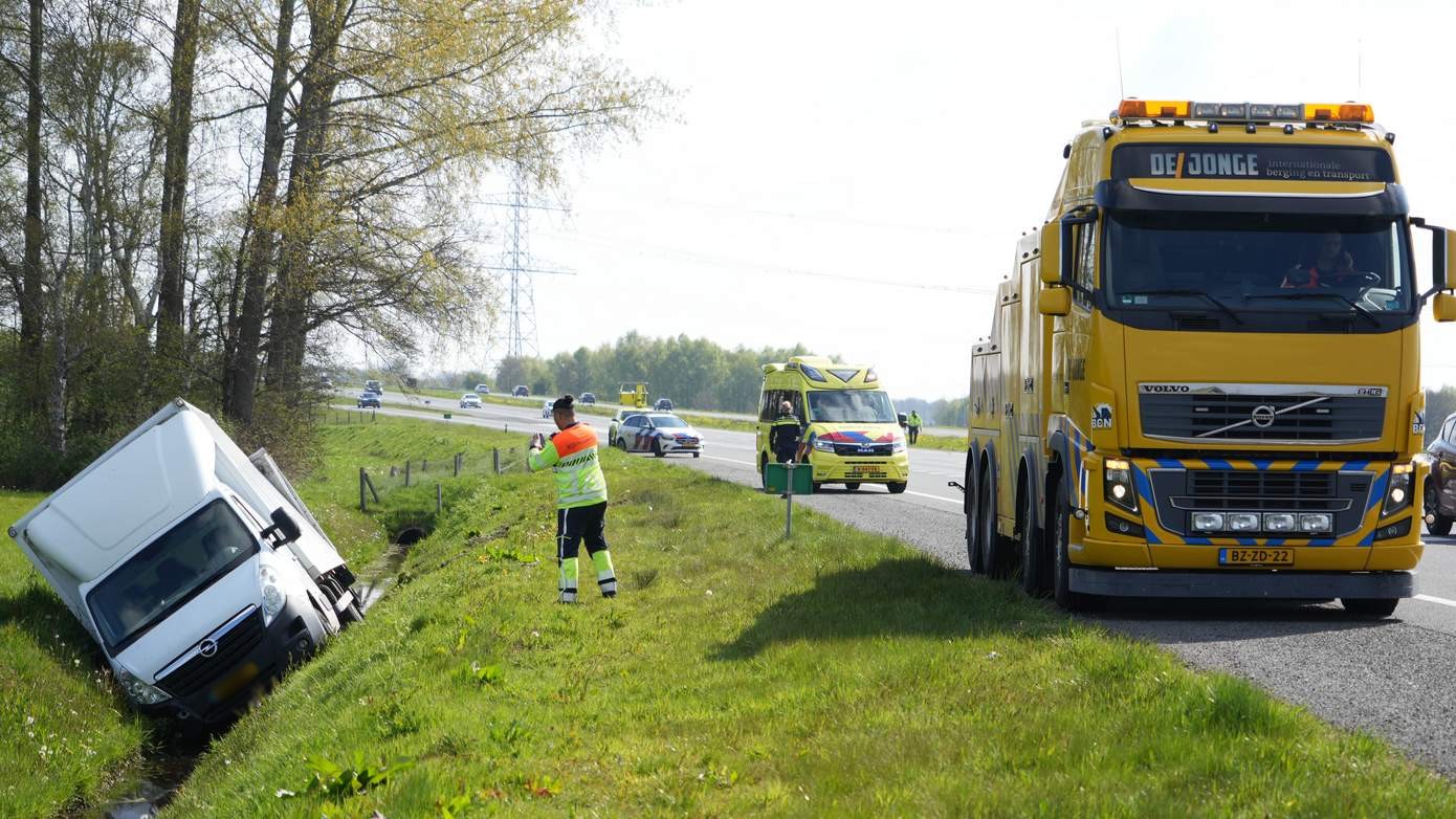 Bakwagen de sloot in na botsing met vrachtwagen op A37