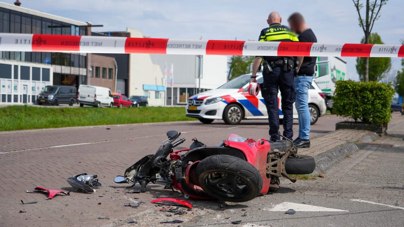 Automobilist vlucht na botsing met scooter