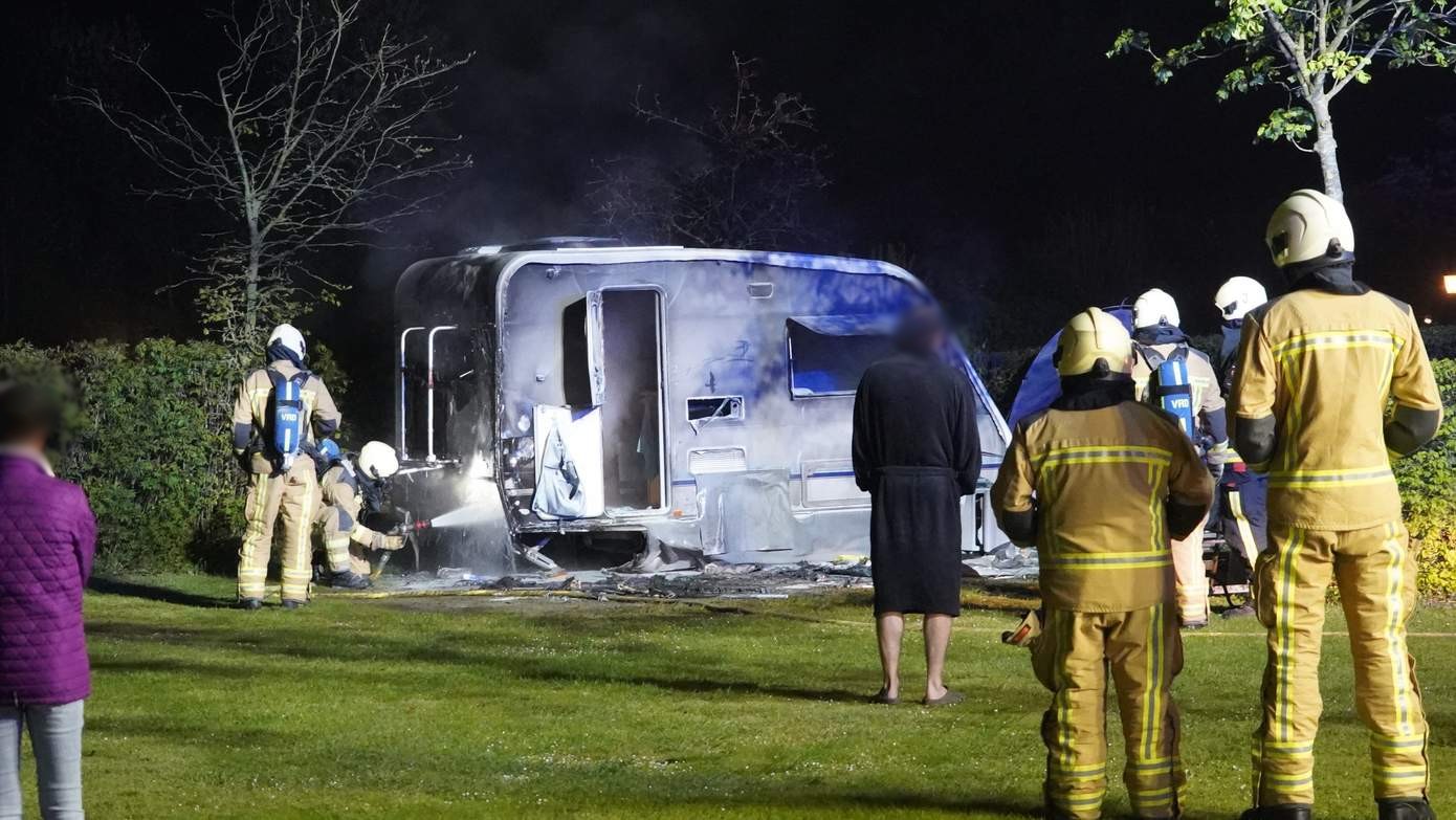 Caravan vliegt in brand terwijl bewoners liggen te slapen