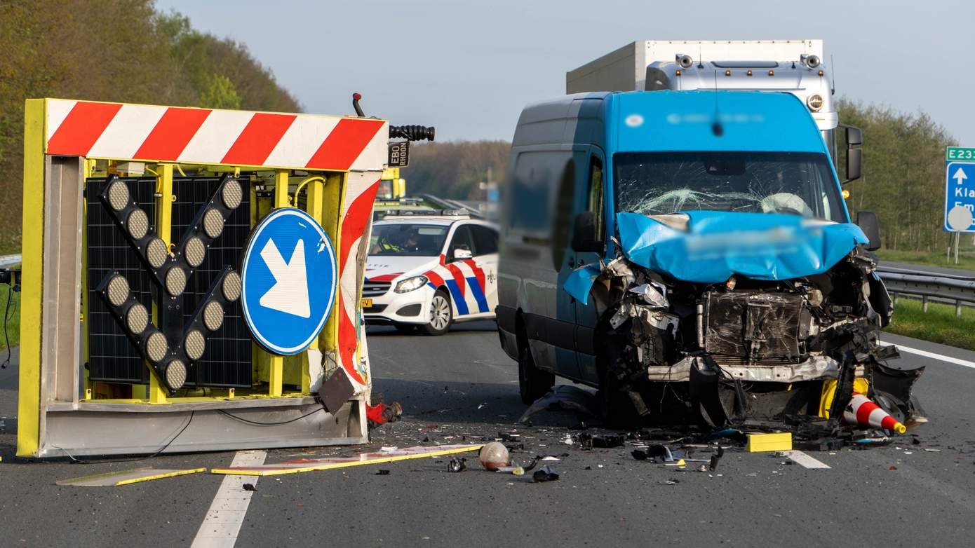 Busje botst op pijlwagen op A37 (video)