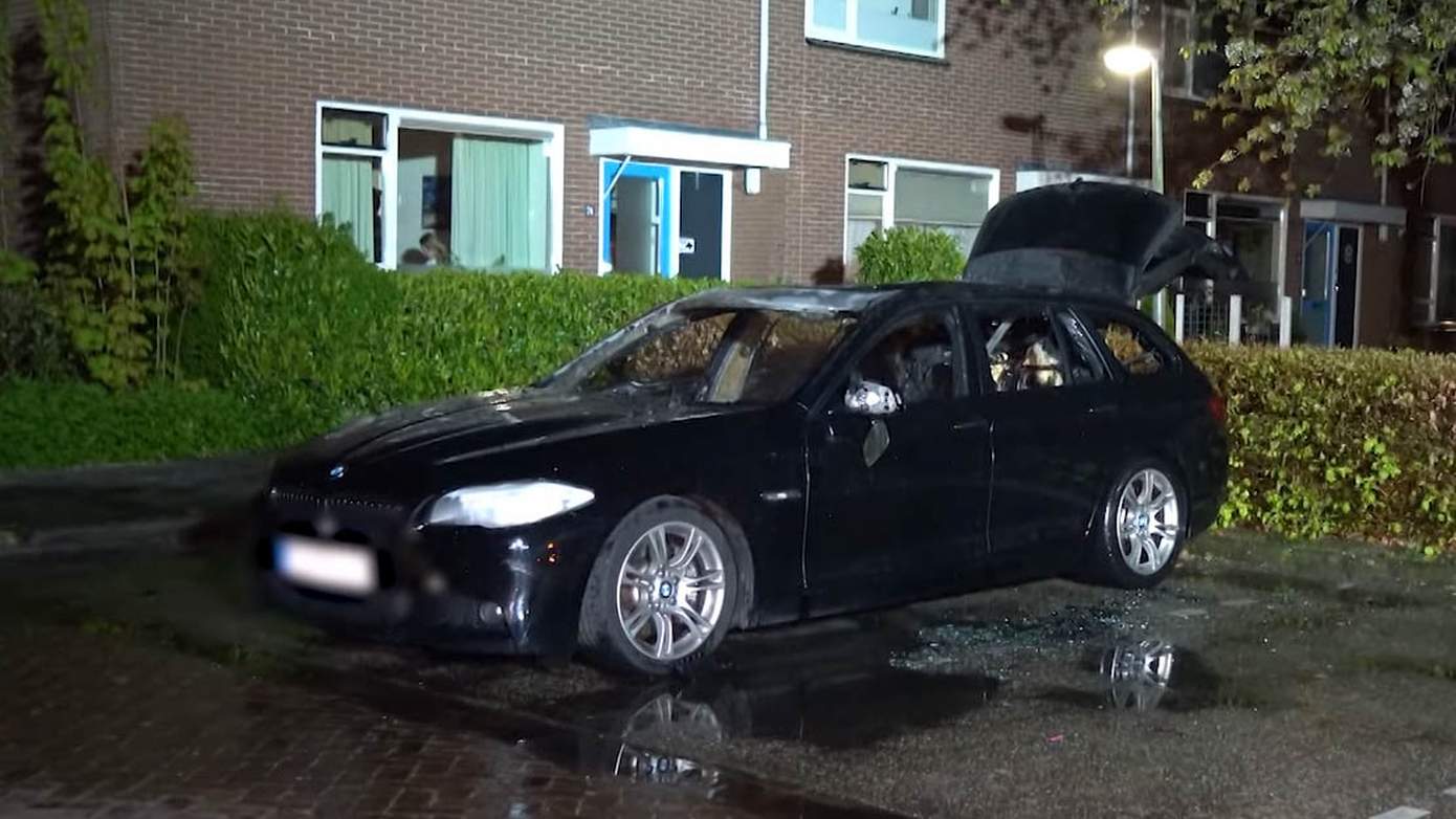 Auto in brand gestoken in Hoogeveen (video)