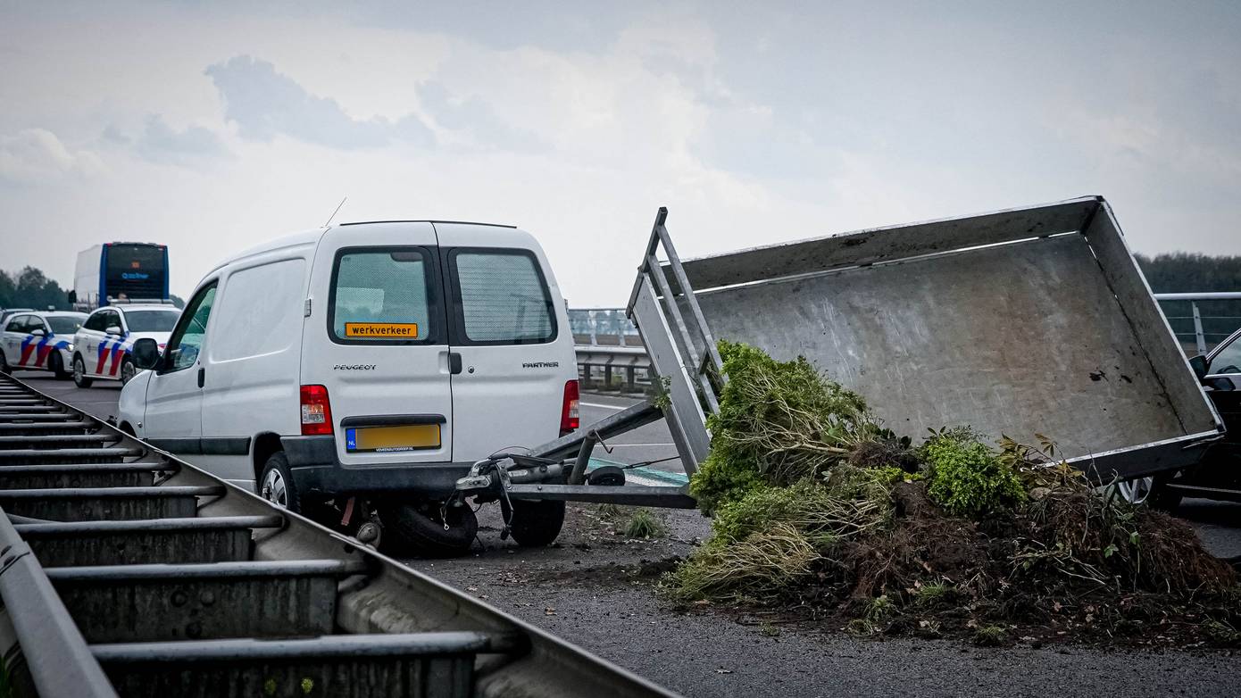 N34 dicht vanwege ongeval met bestelbusje en aanhanger