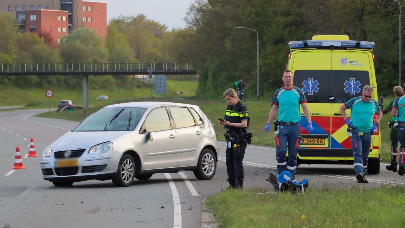 Automobiliste met twee jonge kinderen slaat met auto over de kop