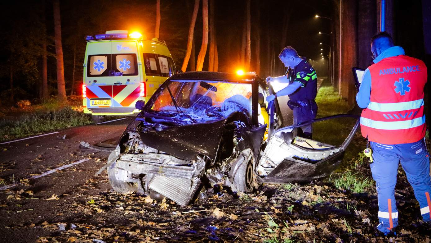 Bestuurder van auto ernstig gewond na botsing met boom (Video)