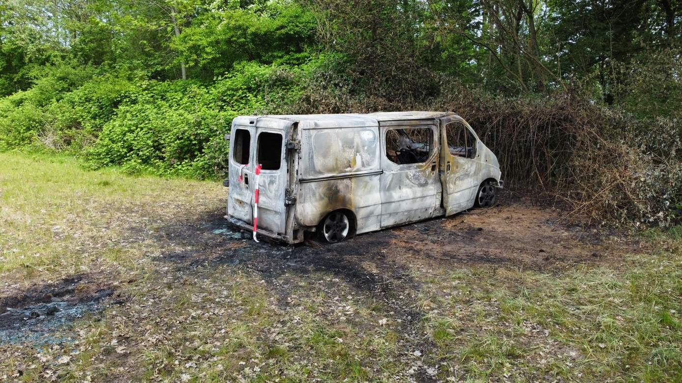 Politie zoekt getuigen van twee autobranden en diefstallen afgelopen nacht