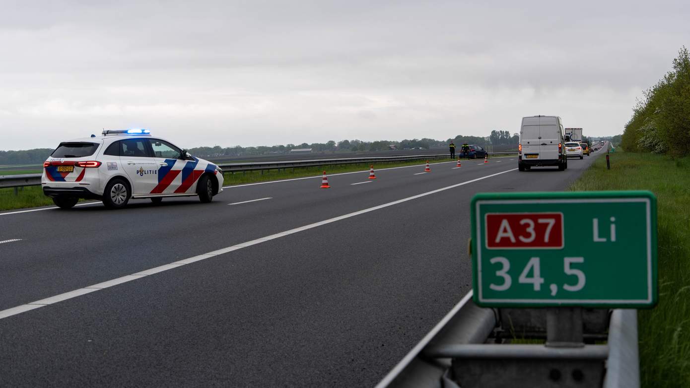 A37 tijdelijk afgesloten vanwege eenzijdig ongeval