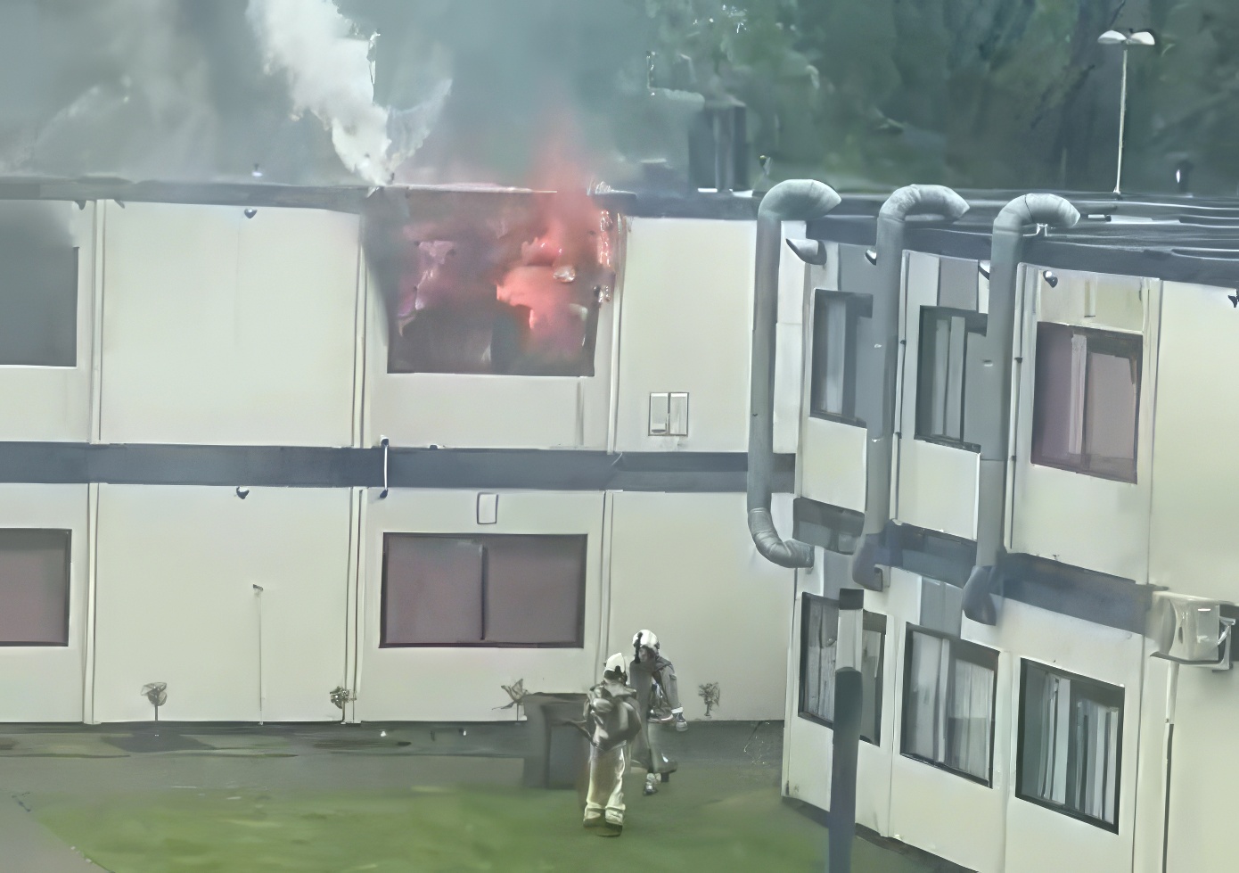 Uitslaande brand verwoest woonunit op AZC Hoogeveen