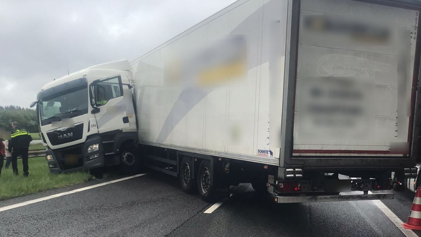 Geschaarde vrachtwagen op A28 bij Fluitenberg zorgt voor lange file