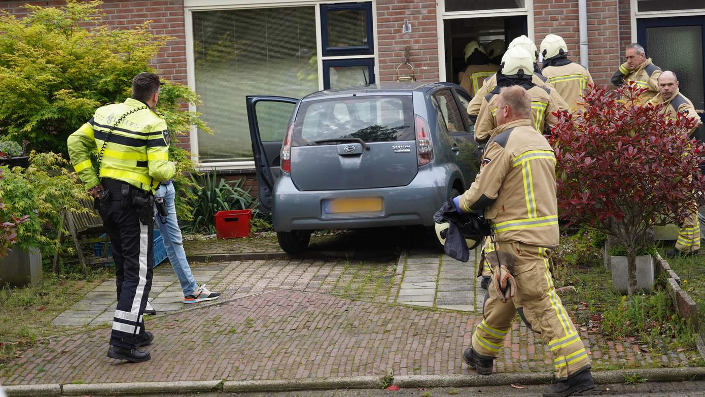 Vrouw botst met auto tegen eigen woning (video)