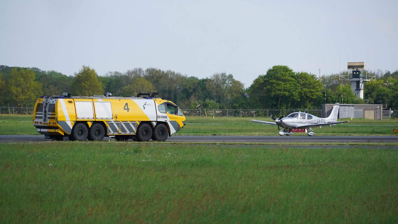 Noors vliegtuigje maakt voorzorgslanding op vliegveld Eelde