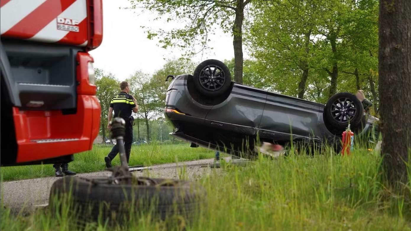 Traumahelikopter opgeroepen nadat auto tegen boom rijdt en over de kop slaat