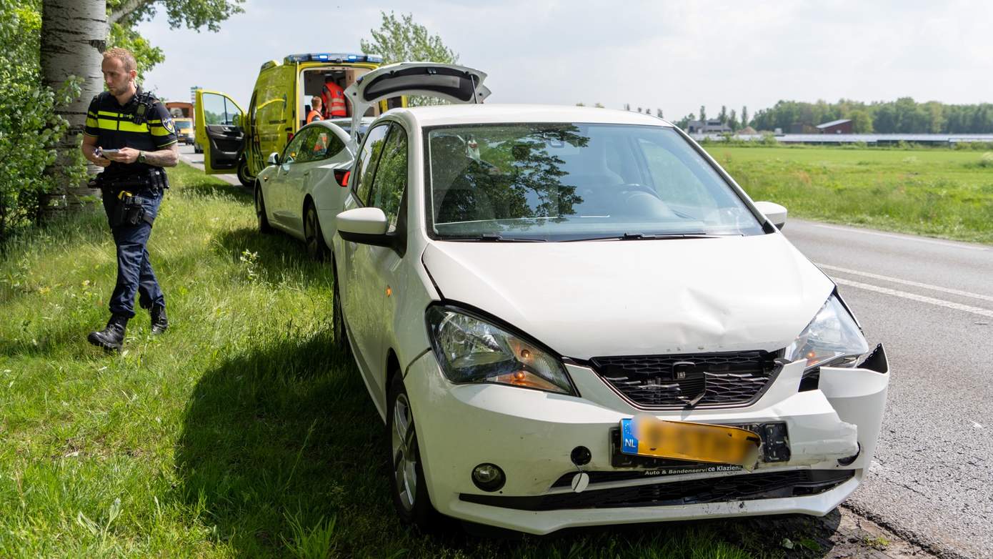 Gewonde bij ongeval met drie voertuigen bij stoplicht