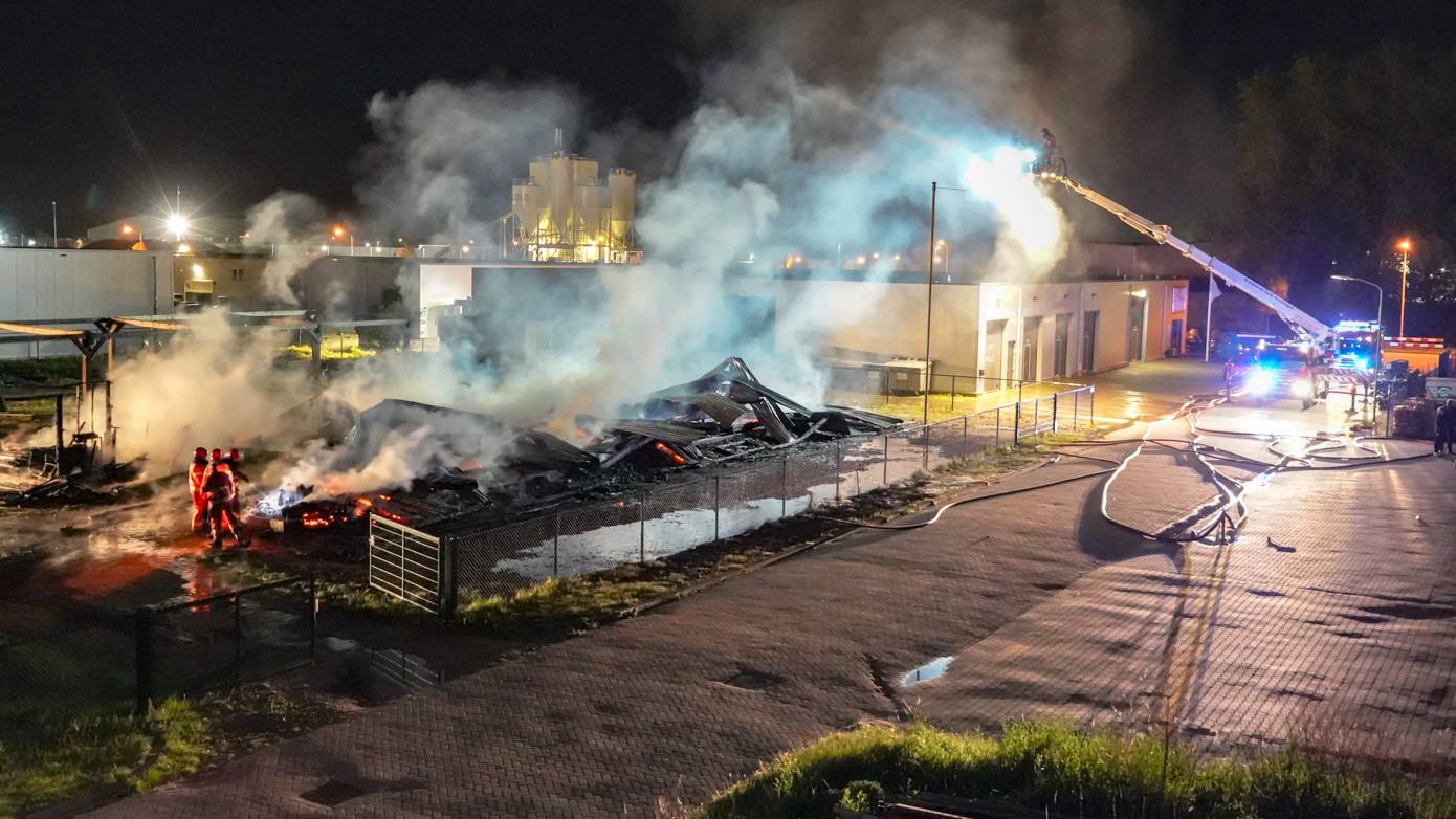 Grote brand verwoest pand houtzagerij (video)