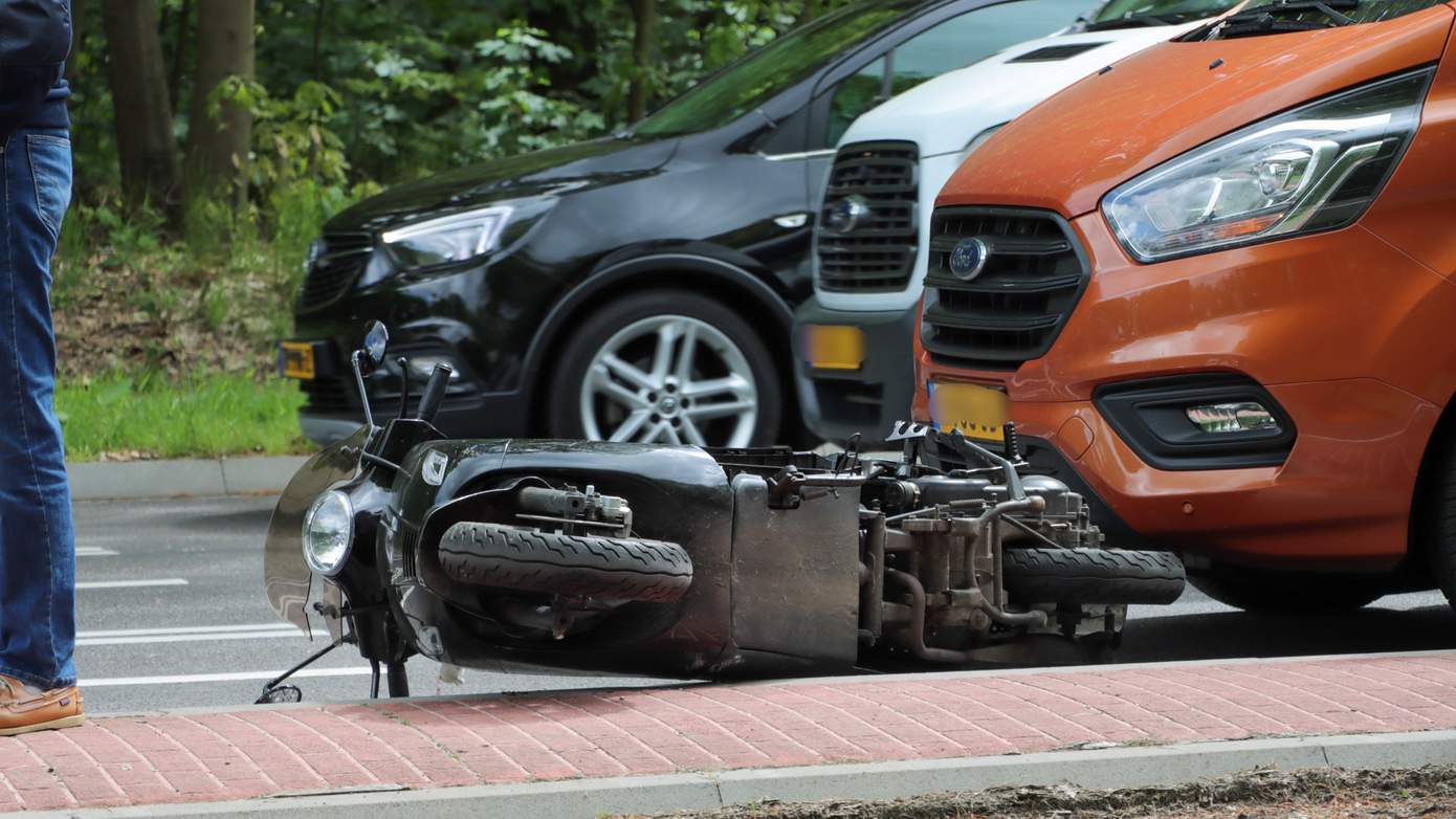 Scooter tegen busje gelanceerd bij botsing met auto