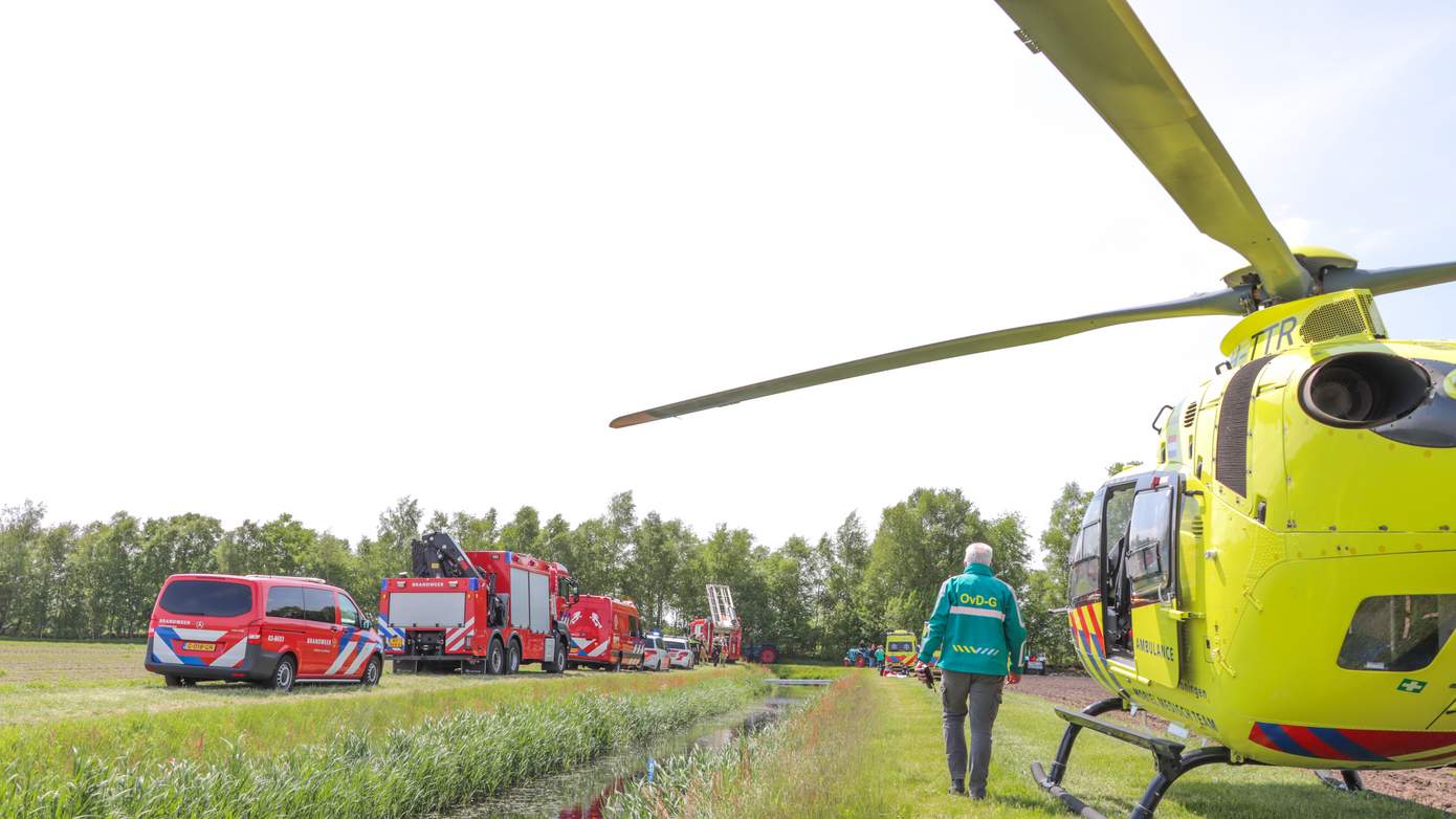 Kind ernstig gewond nadat trekker in sloot terecht komt