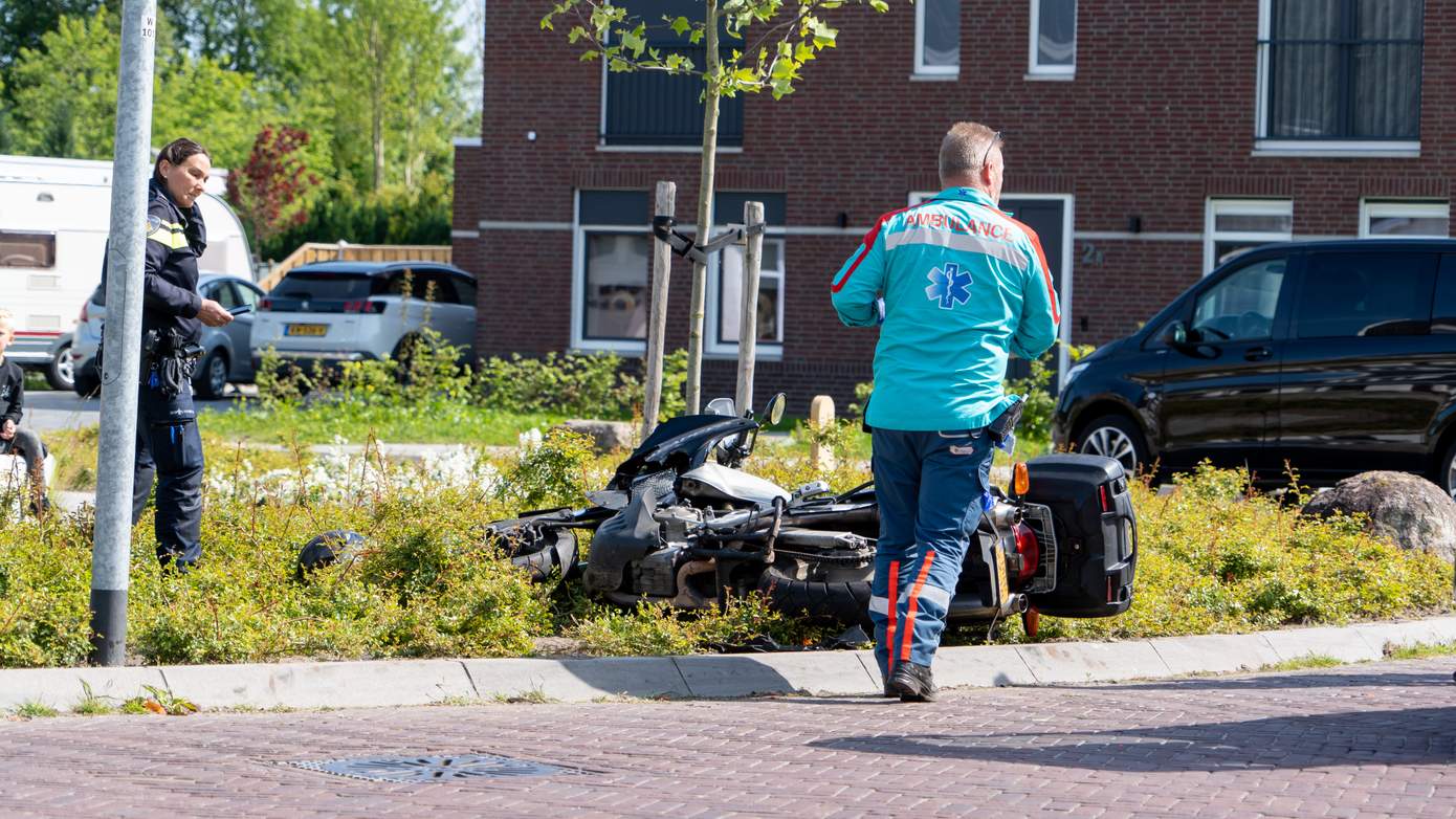 Motorrijder botst achterop auto en raakt gewond