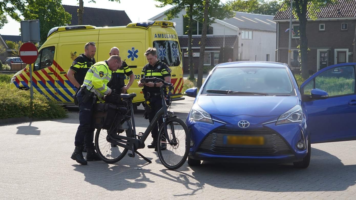 Fietsster gewond bij botsing met auto in Smilde