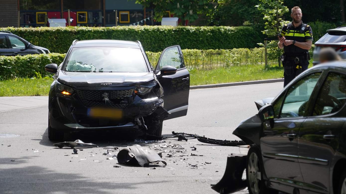 Gewonde bij ongeval tussen twee auto's in Zuidlaren (video)