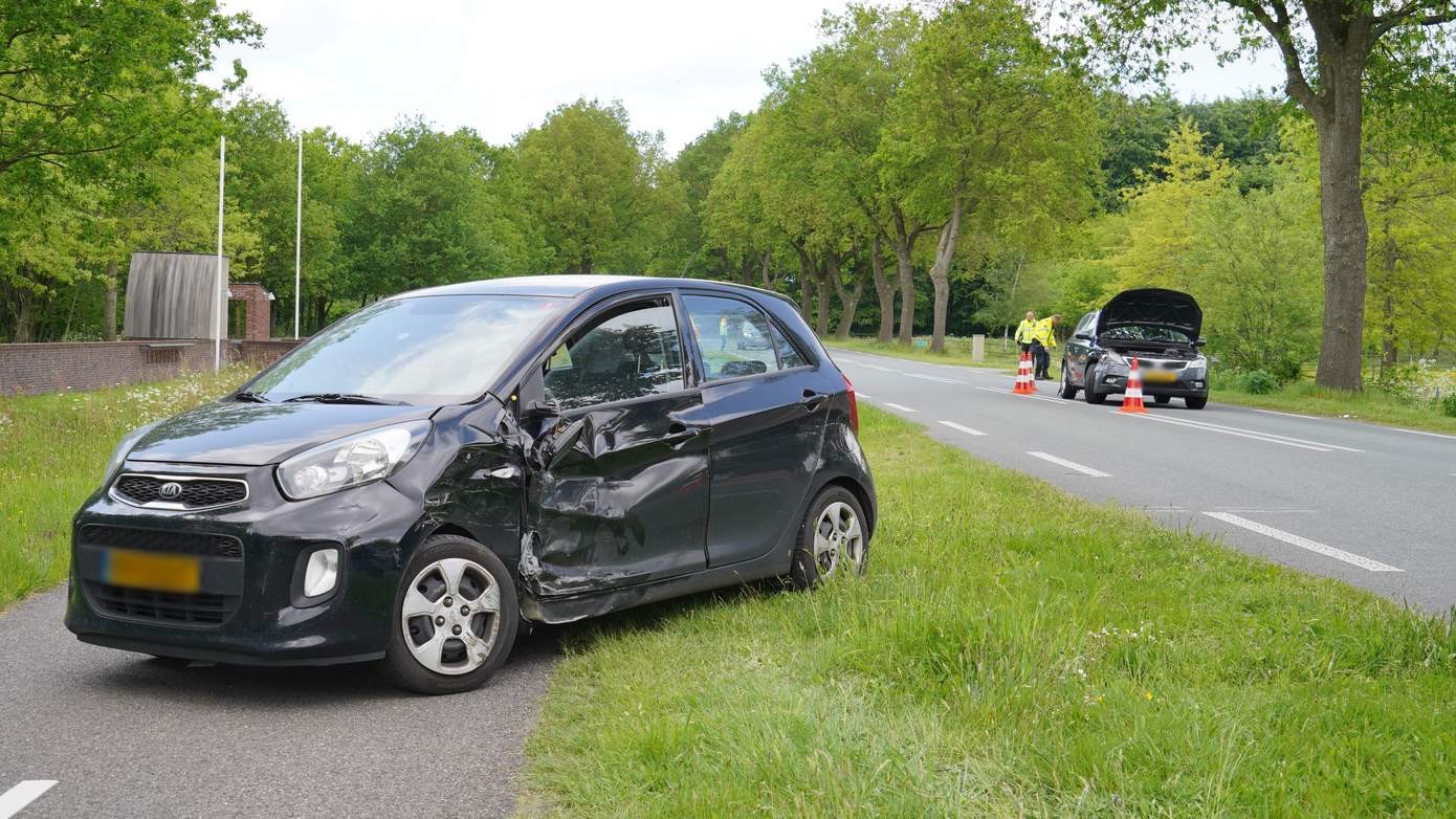 Veel schade na botsing met twee auto's tussen Grolloo en Borger