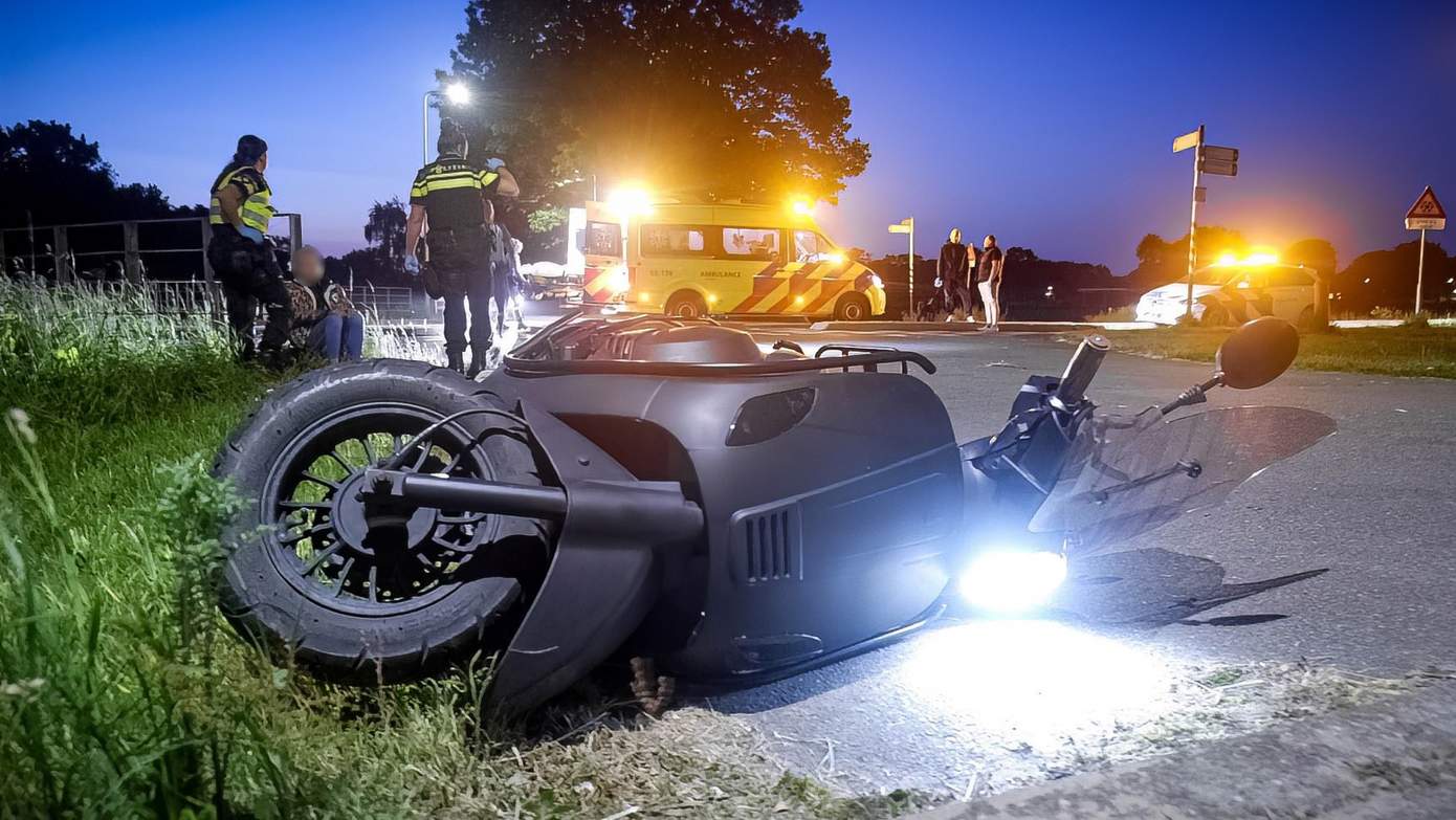 Twee gewonden nadat scooterrijder over wegafscheiding heen rijdt