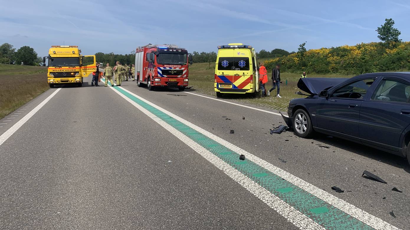 Twee auto's botsen op N34 bij Ees