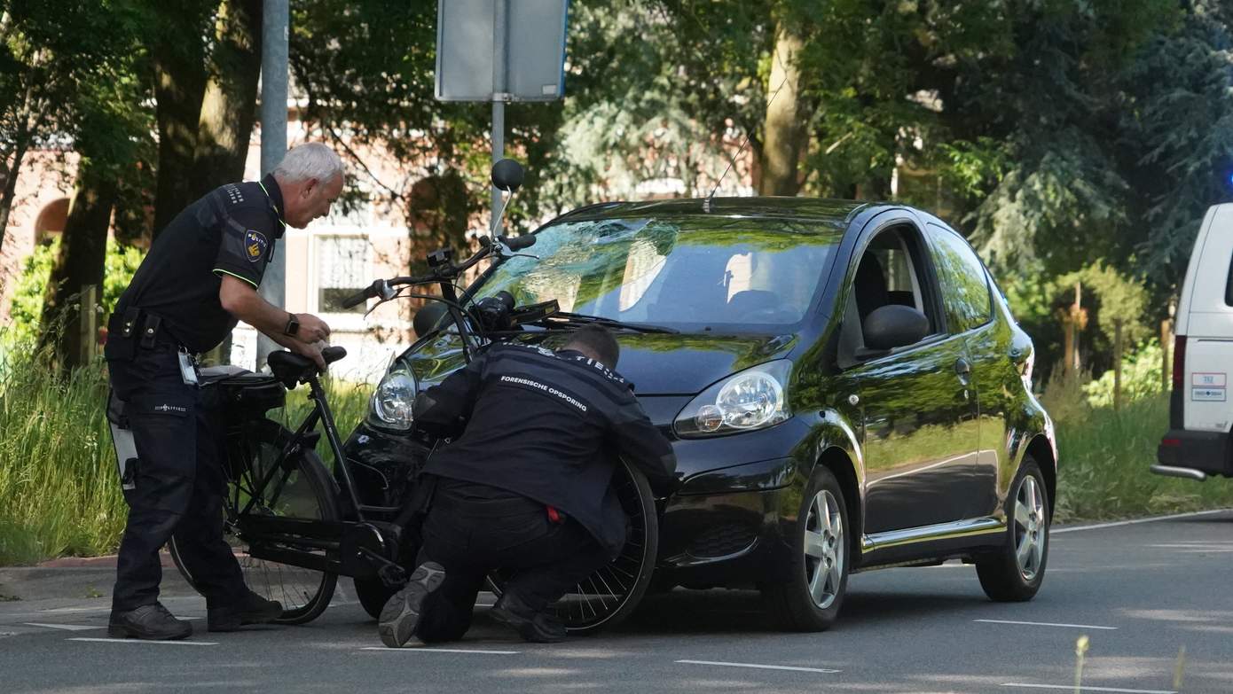 Traumahelikopter ingezet voor ernstig ongeval tussen fietser (76) en auto (video)