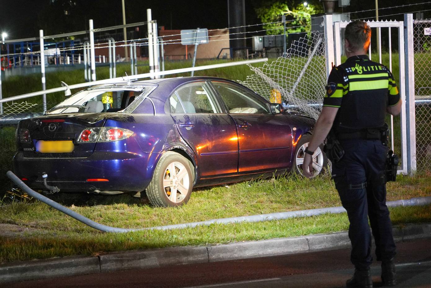 Auto botst tegen hek in Emmen