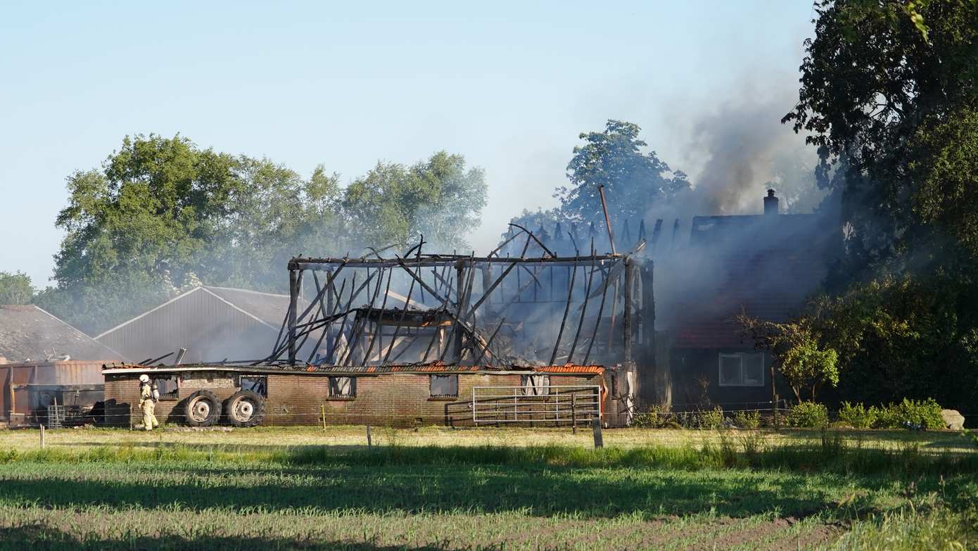 Grote uitslaande brand verwoest woonboerderij en schuur