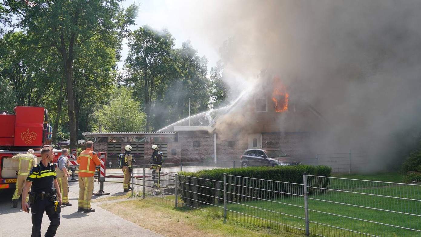 Veel brandweer aanwezig bij zeer grote uitslaande woningbrand