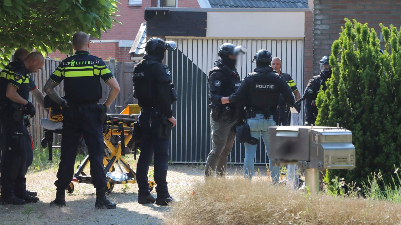 Arrestatieteam houdt verwarde man aan na inval in woning