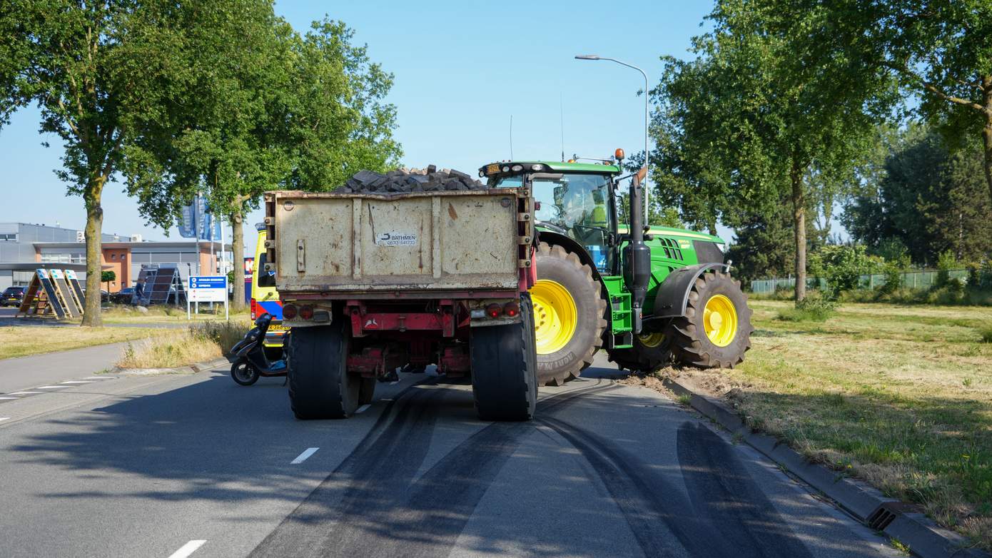 Scooterrijder heeft engeltje op zijn schouder na botsing met trekker (video)