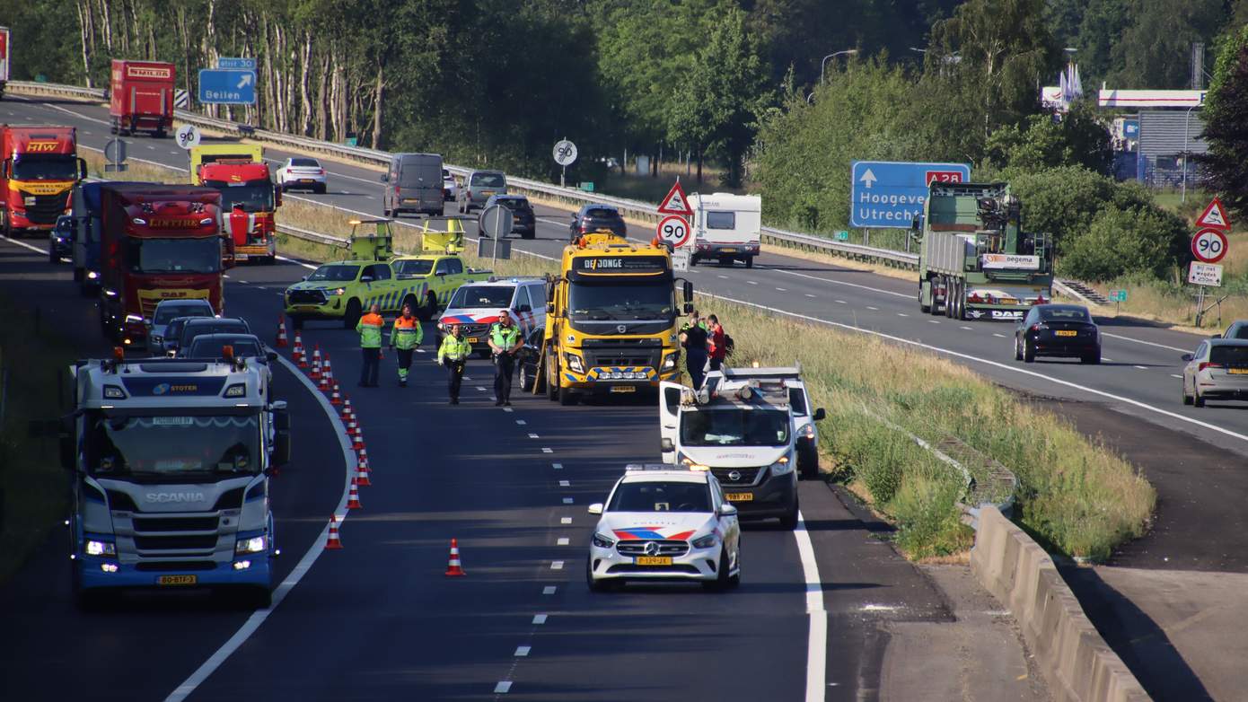 lange file door ongeval op A28 bij Beilen