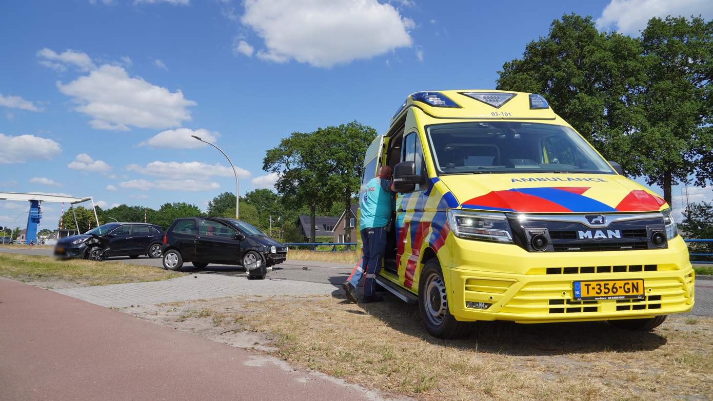 Veel schade na ongeval met twee auto's in Smilde (video)