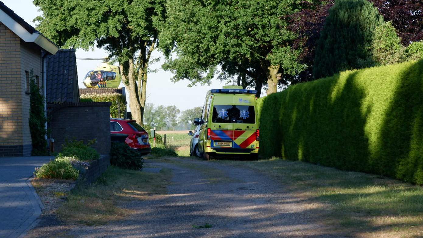 Traumahelikopter ingezet voor persoon die in vijver valt (video)