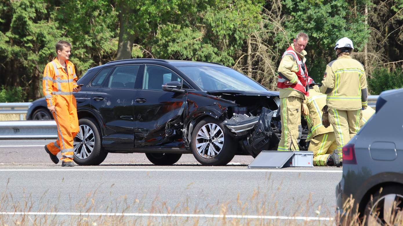 Zes kilometer file door ongeval tussen auto en vrachtwagen op A28