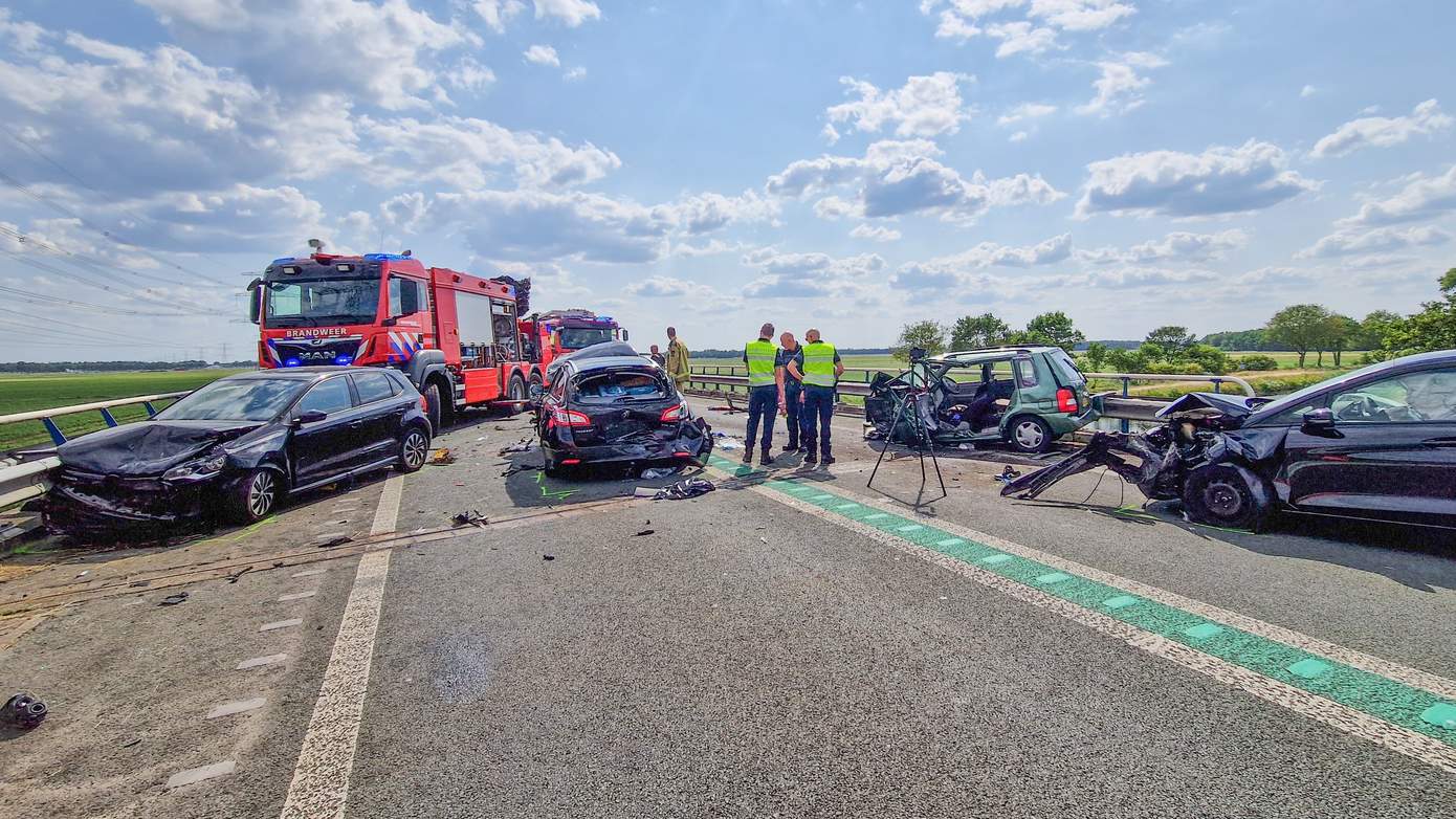 N34 dicht na ongeval met vier voertuigen en drie gewonden