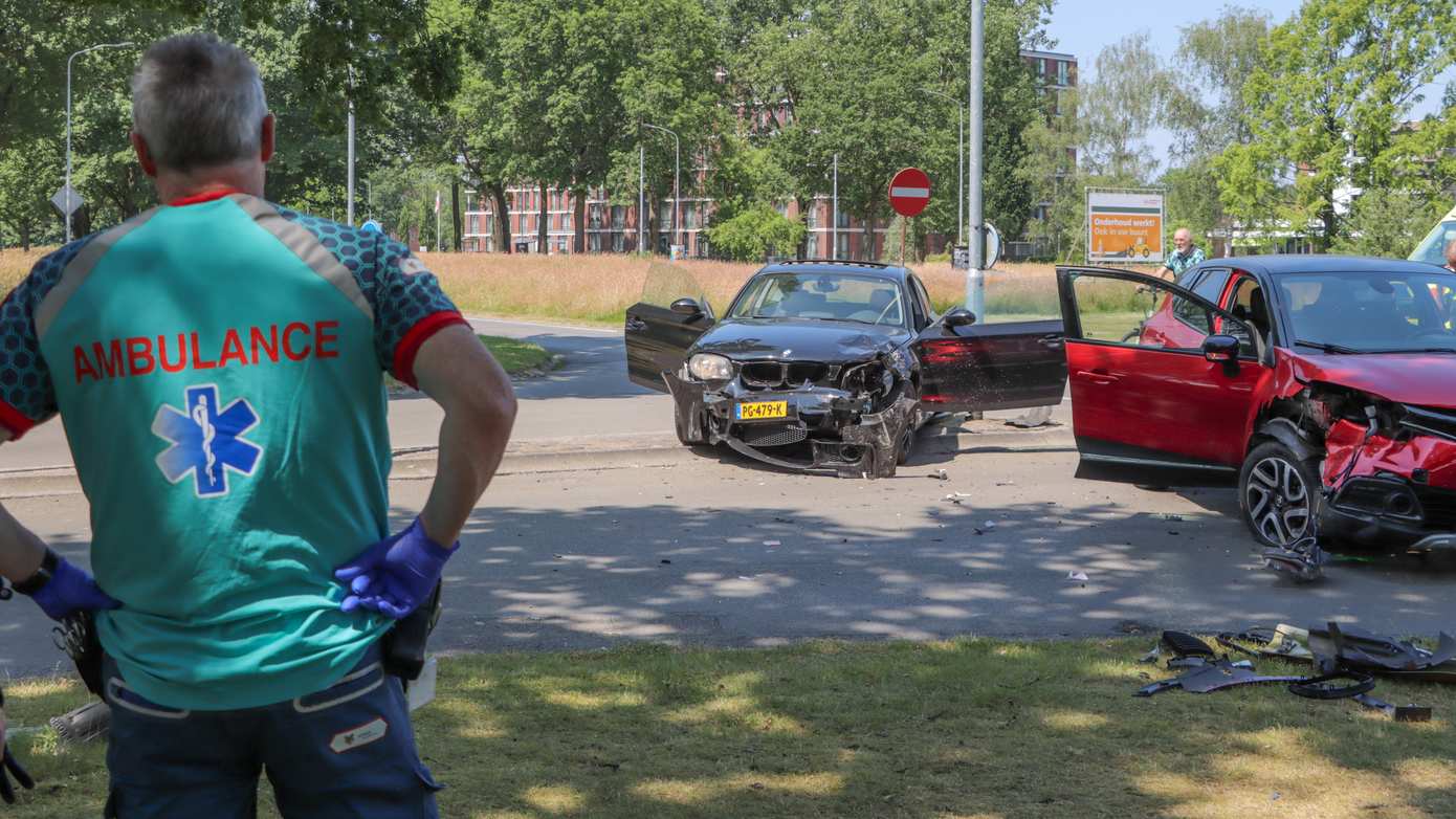 Flinke schade bij aanrijding tussen twee auto's