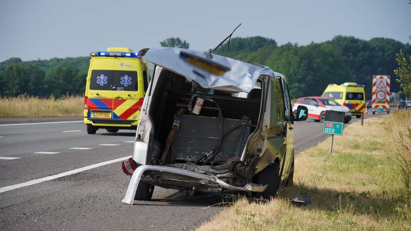 Veel schade na ongeval met vier voertuigen op A28