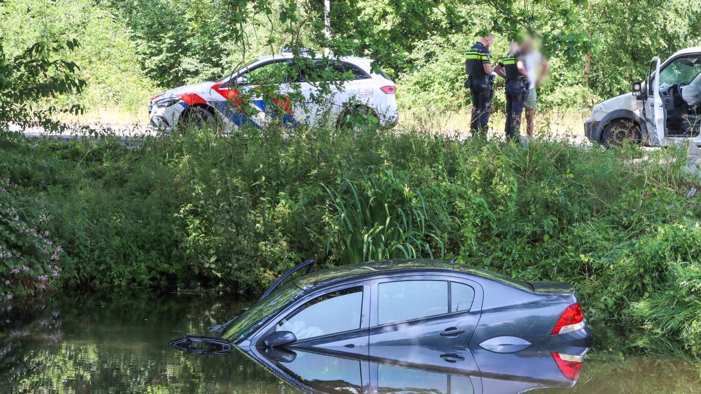 Auto raakt te water na botsing met busje