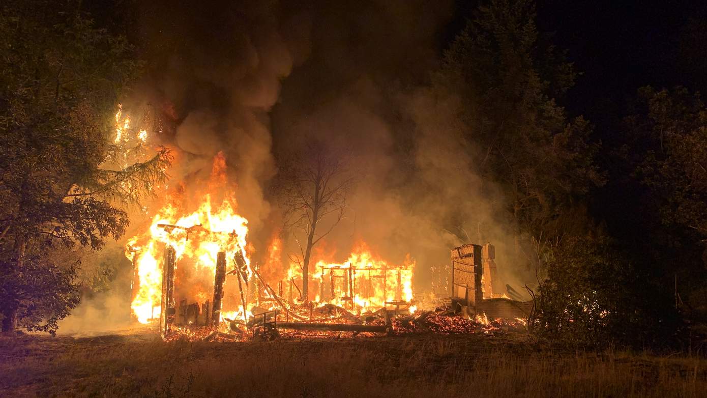 Woning volledig afgebrand na uitslaande brand midden in het bos (video)