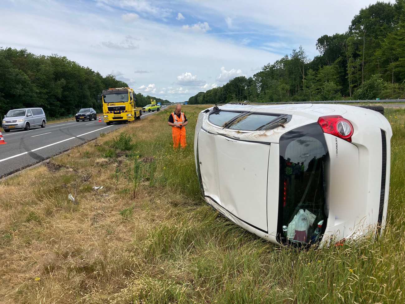 Auto belandt op zijkant op A37