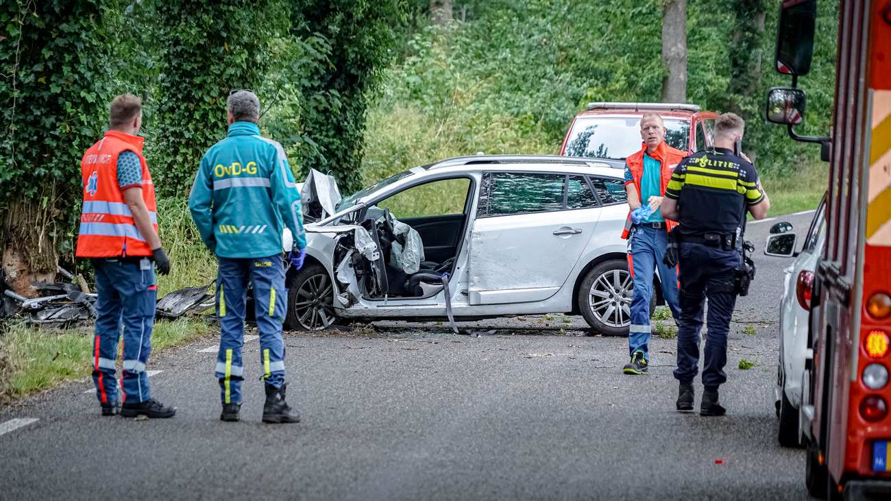 Auto botst tegen boom: bestuurder raakt zwaargewond