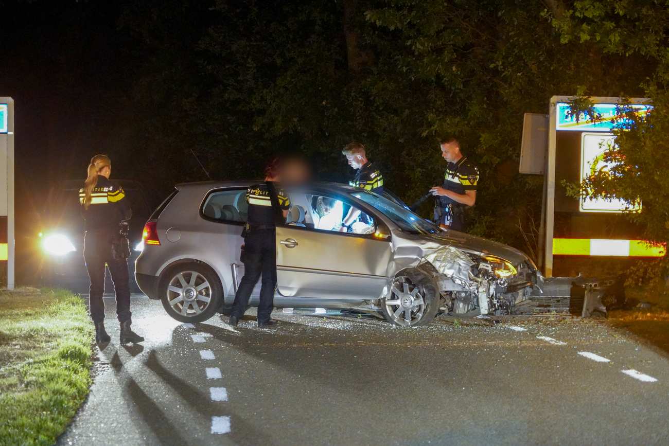 Beschonken bestuurder rijdt auto total-loss tegen boom