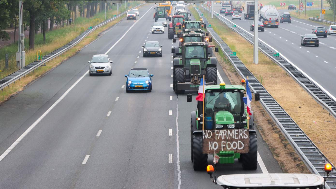 Boeren met trekkers onderweg naar DenHaag op A28 hebben bekeuringen gekregen (video)