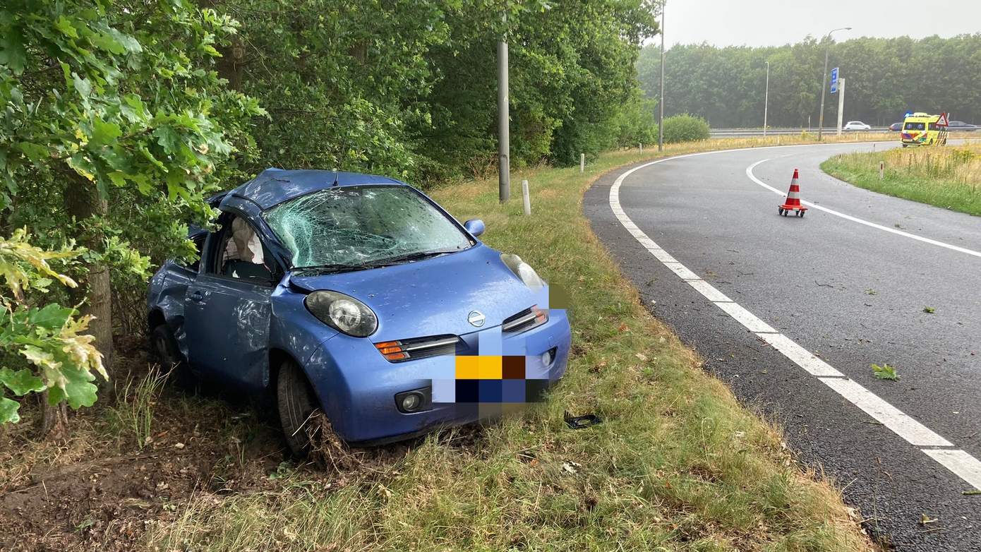 Auto raakt in de slip en botst tegen boom op knooppunt Hoogeveen