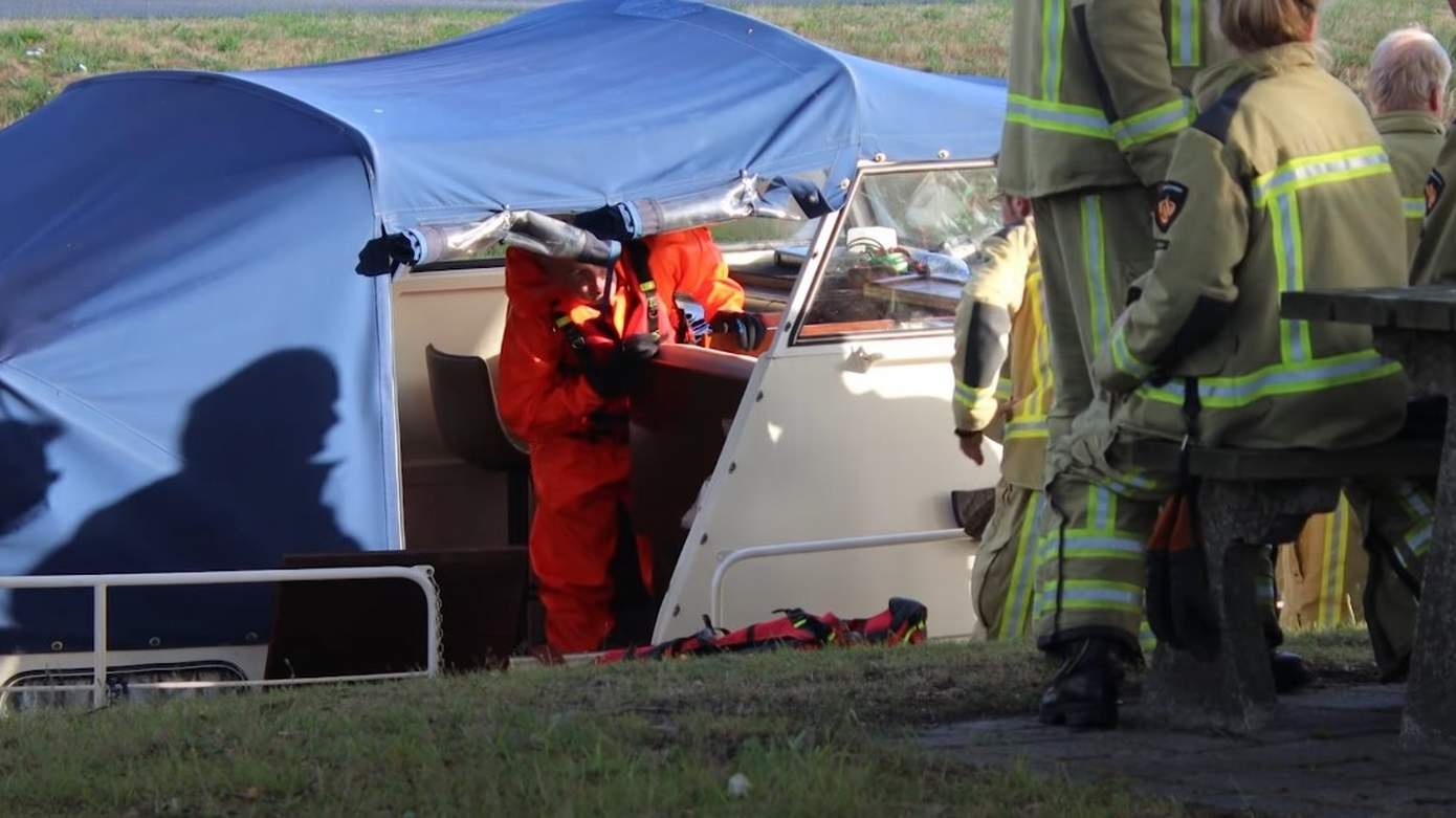 Brandweer pompt volgelopen plezierbootje leeg in Hoogersmilde (video)