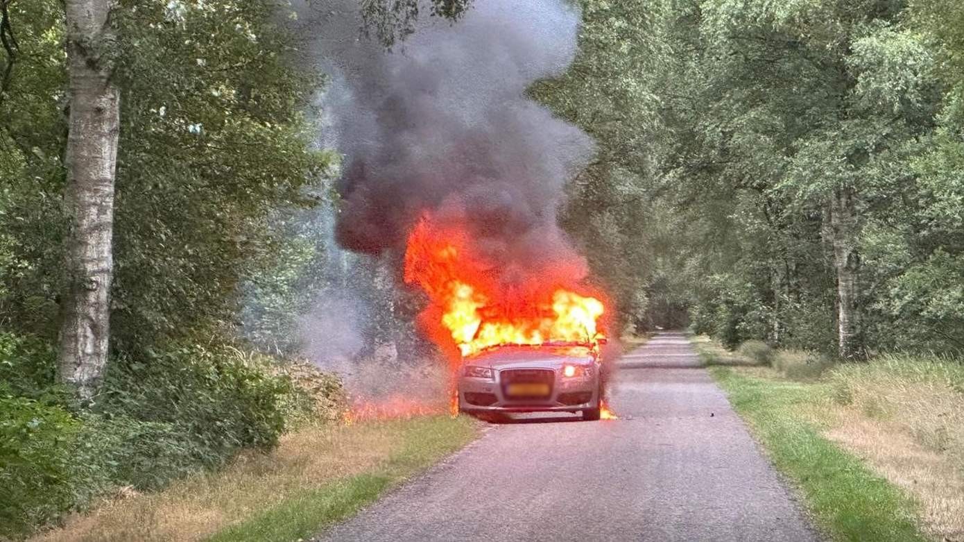 Auto vliegt in brand tijdens het rijden in Mantinge