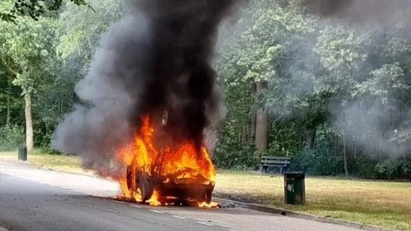 Auto volledig uitgebrand op parkeerplaats N381