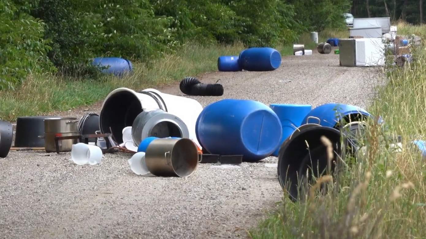 Drugsafval over 200 meter gedumpt langs kanaal (video)