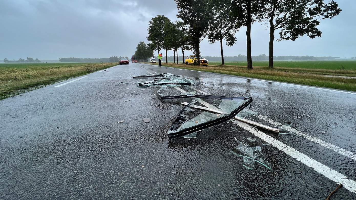 N379 uren afgesloten vanwege weg waaiende glasplaten van vrachtwagen